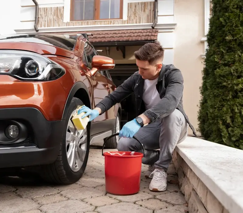 Lavage auto à domicile Nayemont-les-Fosses : professionnel intervenant sur un véhicule